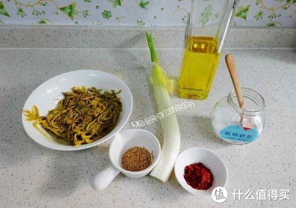 这个野菜只要见到我就不放过，随便拌拌就超级好吃，您吃过吗？