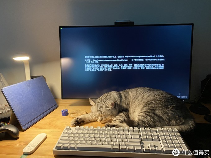 这台是已退货的某浦，SRGB色彩肉眼无法接受，加上外屏工艺反光严重，四角漏光，不能忍不能忍。同时因为屏幕太大，放远后离键盘距离太远，猫在跟前睡觉是挺烦的。