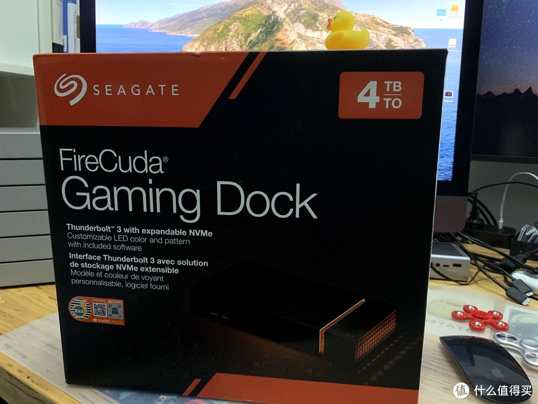 包装正面，写明产品是Gaming Dock（游戏坞）