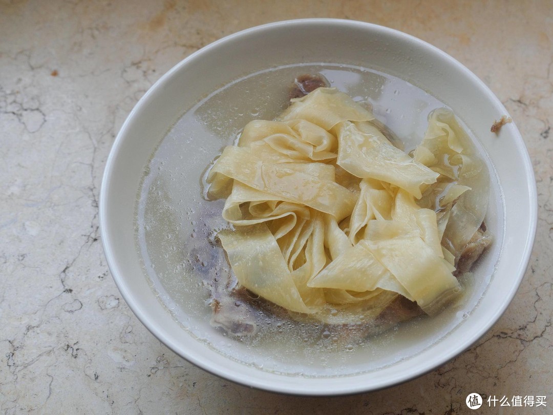 不用动火，来一碗有肉有菜的大碗肥牛宽面！