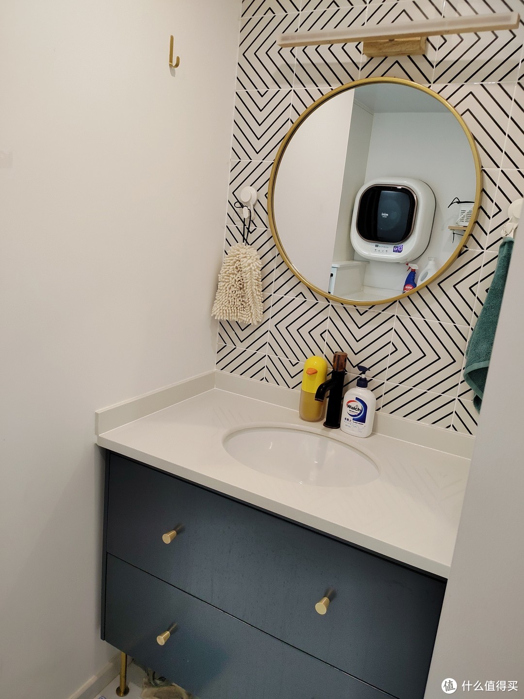 投入使用的浴室柜，拉手换了大一点的，里面主要是放备用牙刷牙膏之类的，打开的时候很少，所以柜子不好拉开的问题可以忍受。配镜前灯跟吹风机插座