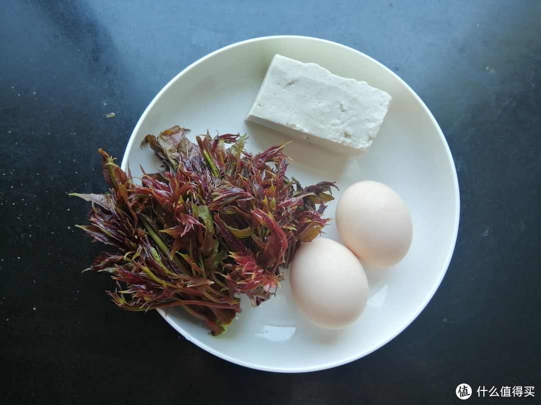 当香椿遇上鸡蛋，只能炒着吃吗？试试这样做，清爽不油腻更贵气