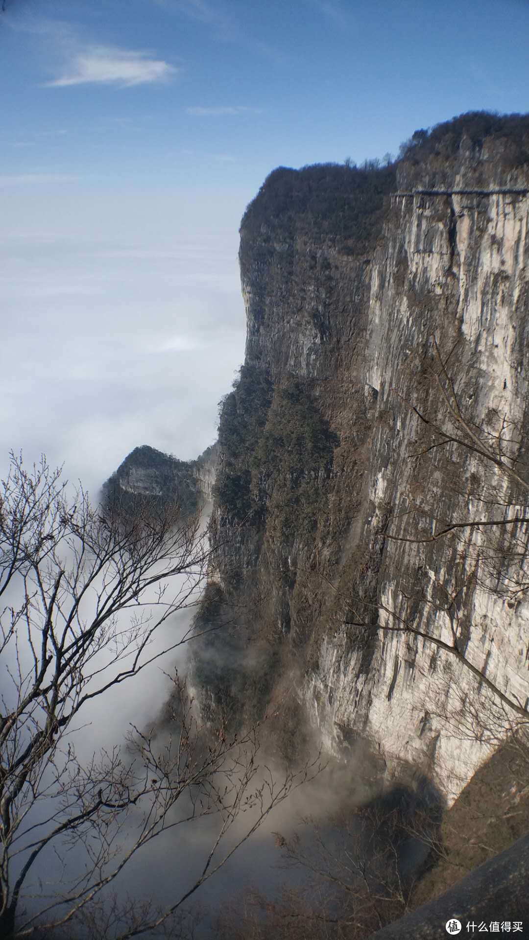 近乎垂直的山壁，右上方接近山顶的就是栈道