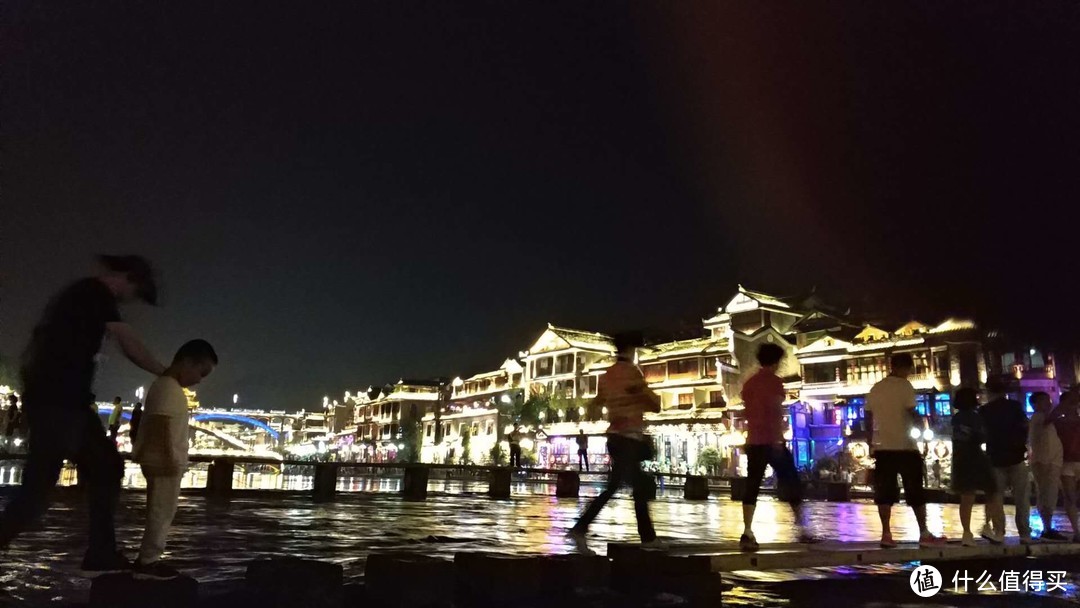 垃圾手机只能拍出这样的夜景了，见谅