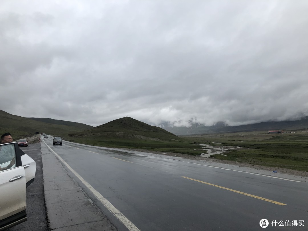 一路烟雨连绵，大车小车都有，并且大车跑得并不慢，这样的路况超车一定得有预判。