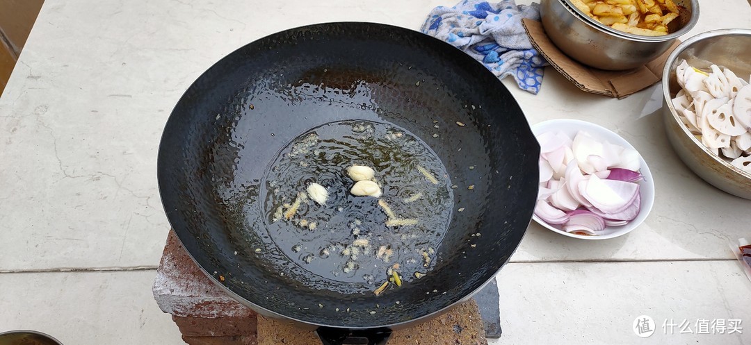 鸡肉需要多点油好处理，因此油需要比平时炒菜多一些。