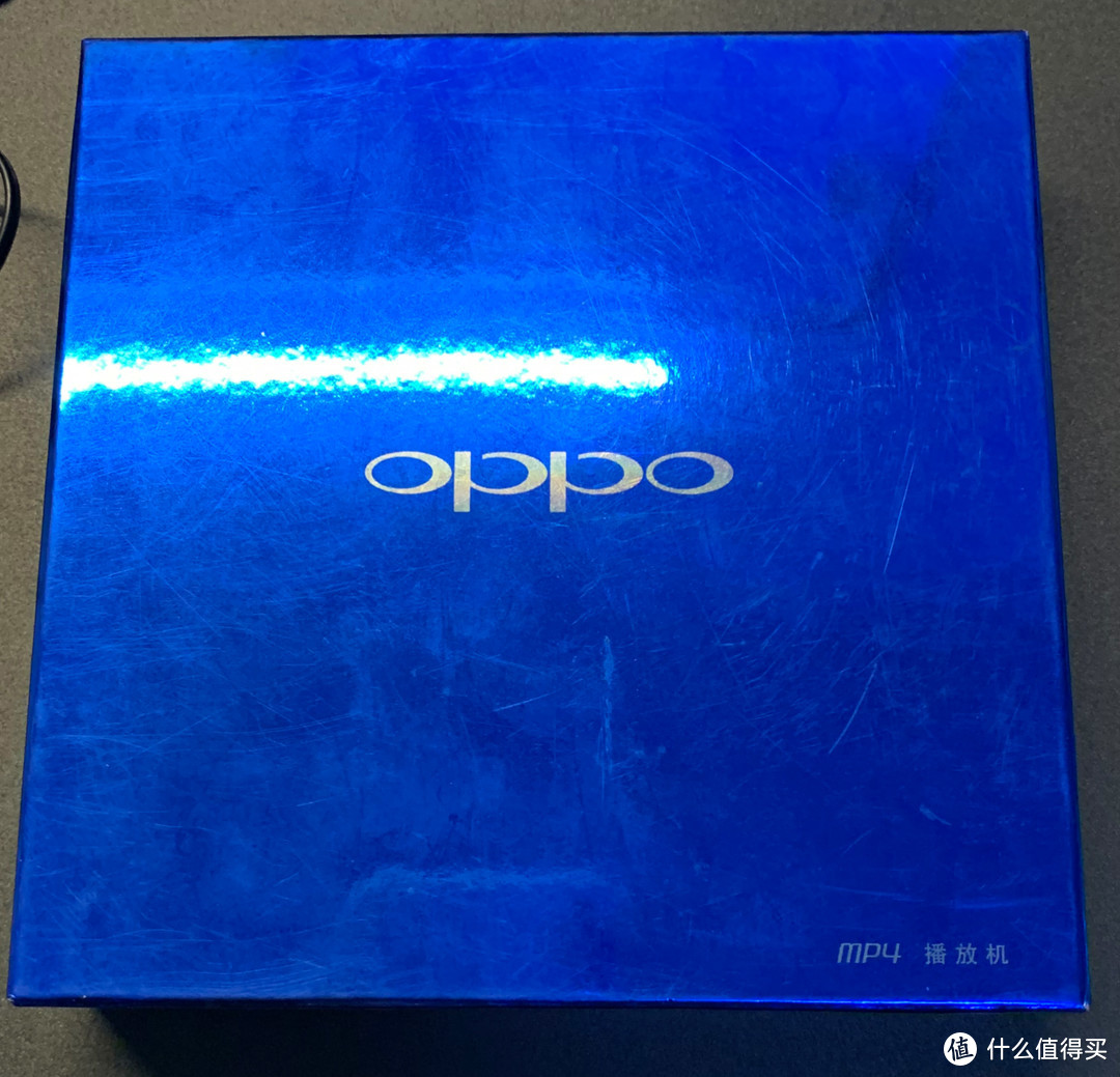 骚蓝色的包装盒像极了今天OPPO手机的配色