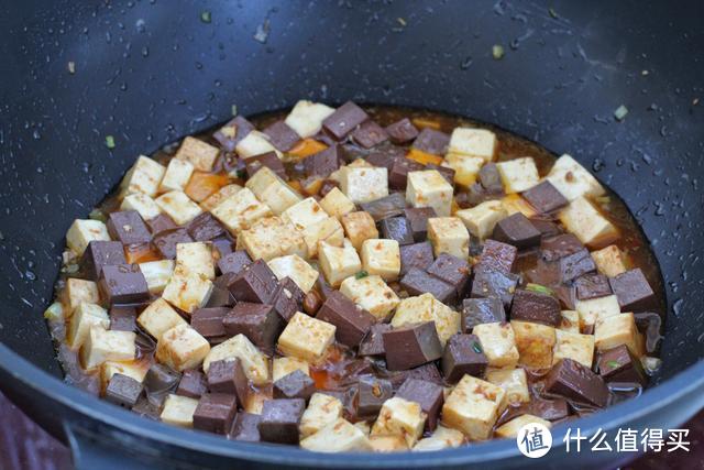 一块鸭血一块豆腐，炖上五分钟就出锅，滑嫩鲜美比麻婆豆腐还下饭