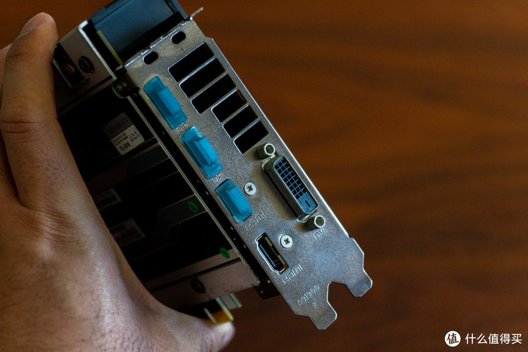 貌似PCIE挡板还没生锈，不过就这成色，即便是生锈了也非常理解