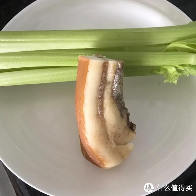 这样做的腊肉炒西芹，美美的味道难以忘怀