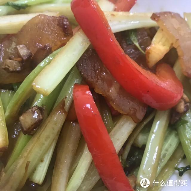 这样做的腊肉炒西芹，美美的味道难以忘怀