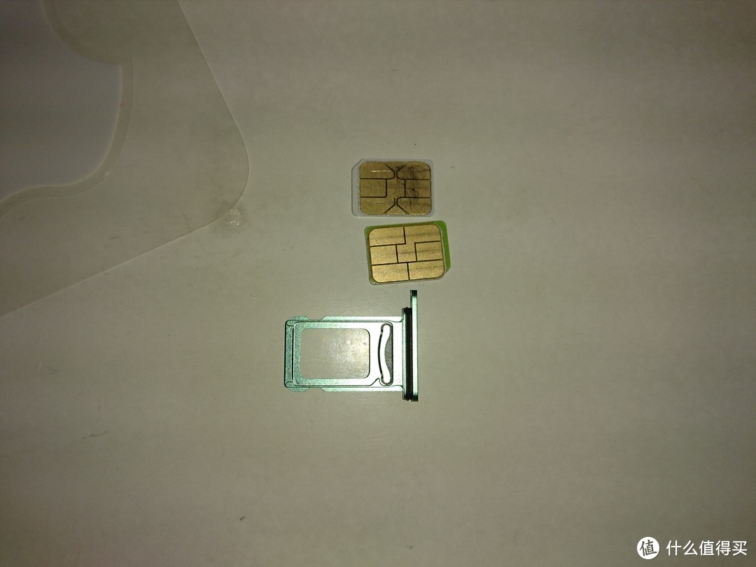 双卡卡槽，双nano SIM