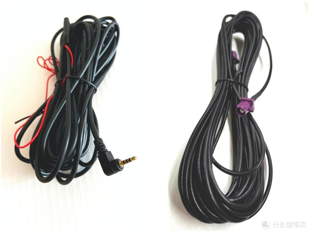 左边是AHD和AV所使用的模拟信号传输的线材，右边是LVDS所使用的同轴电缆。