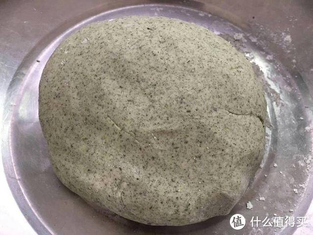 这种野菜做的青团糕点，做好一下子可以吃4-5个