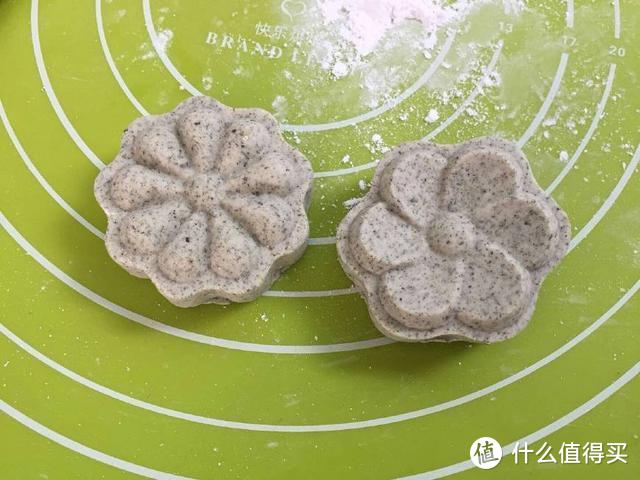 这种野菜做的青团糕点，做好一下子可以吃4-5个