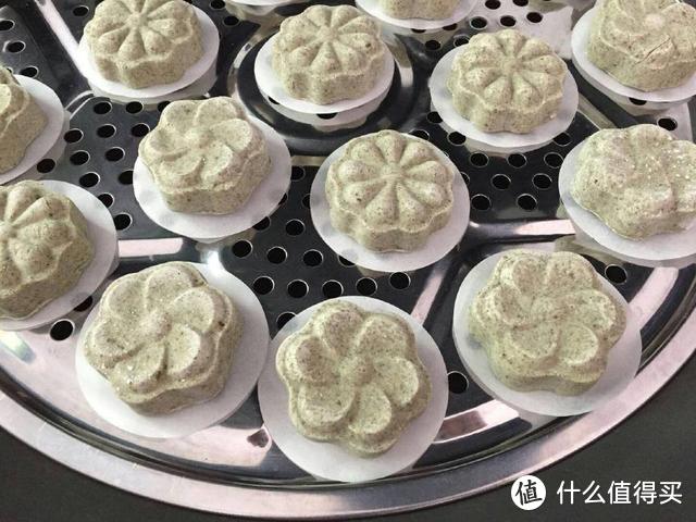 这种野菜做的青团糕点，做好一下子可以吃4-5个