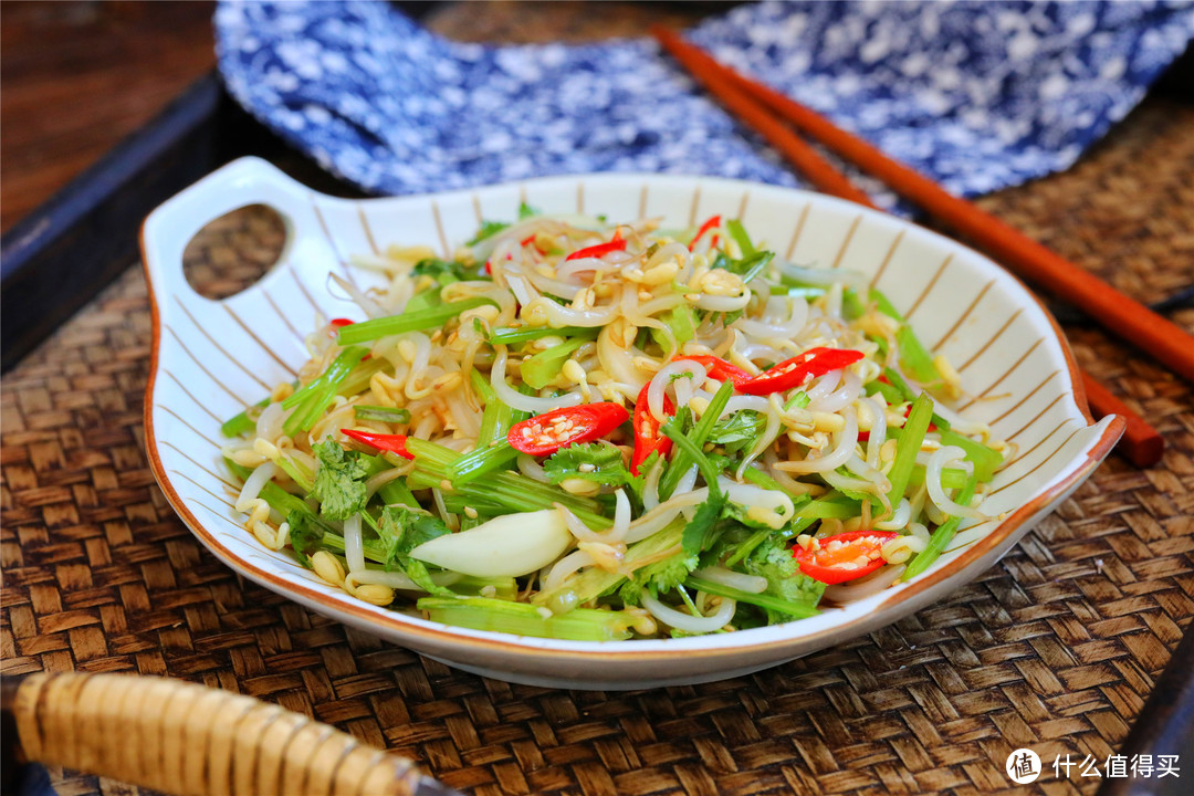 芹菜和它天生一对，清脆爽口饱腹感强，多吃也不怕长肉，错过可惜