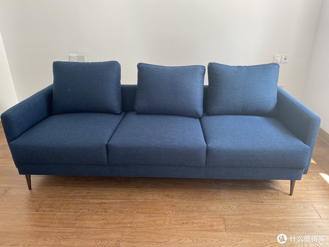8H Clean抗菌布艺沙发在造型上，也是比较年轻时尚的风格。