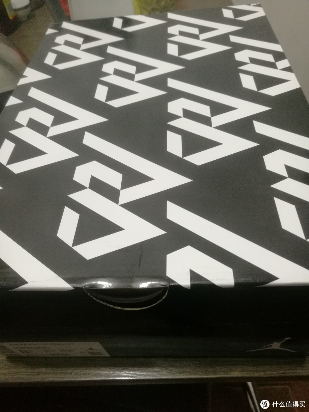 威少logo，黑白炫酷鞋盒