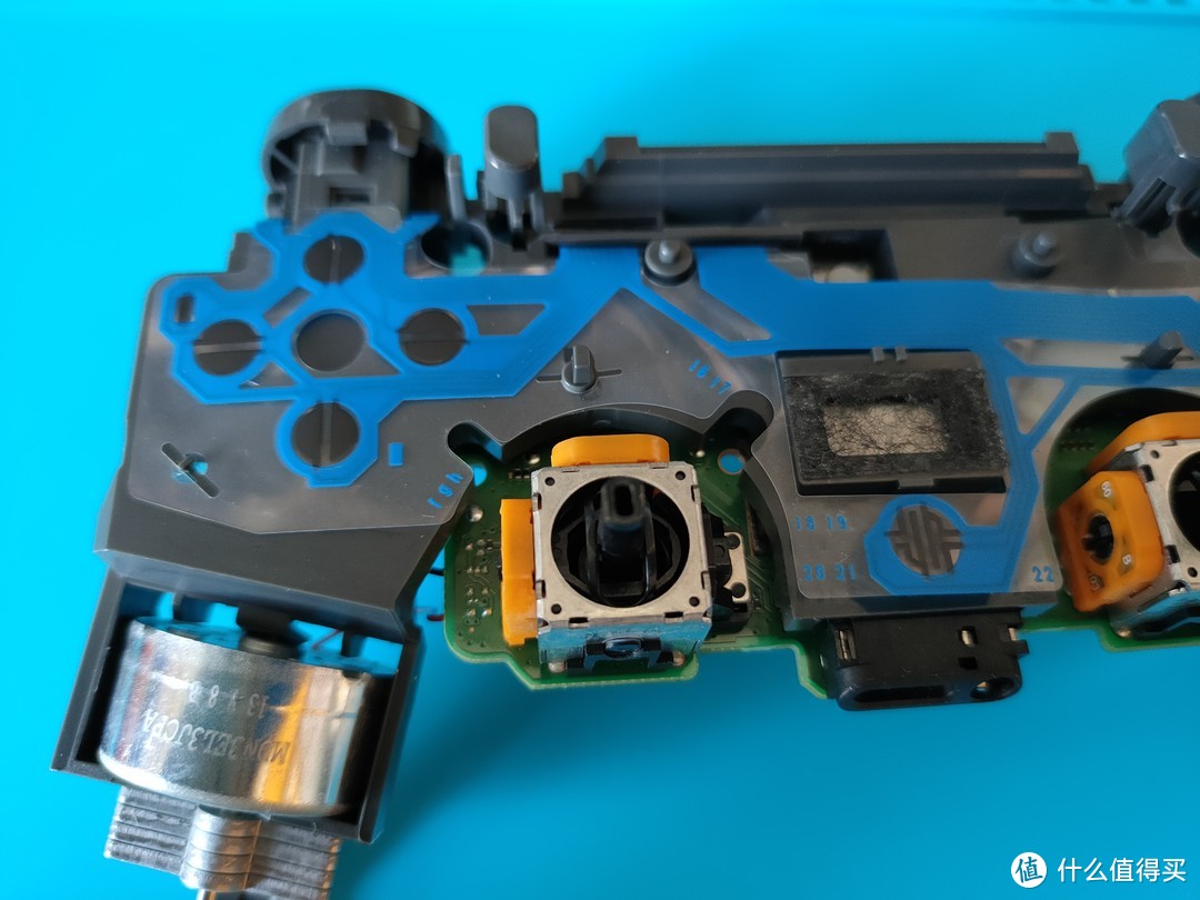 DUALSHOCK 4 PS4晶透手柄——拆解and清理