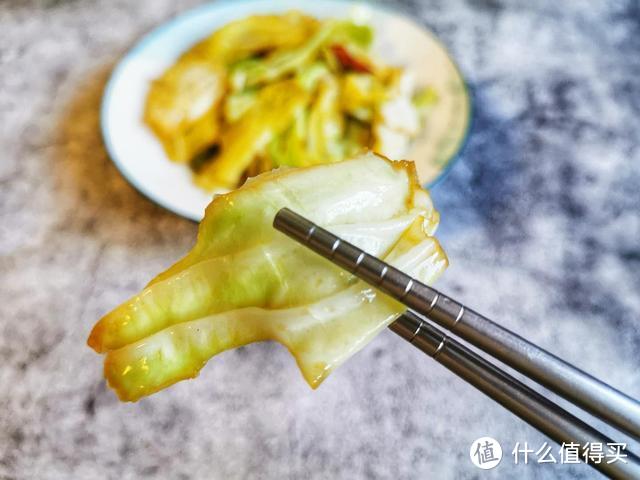 包菜要怎么炒才能脆爽清甜，大火快炒是关键，常吃还能预防感冒