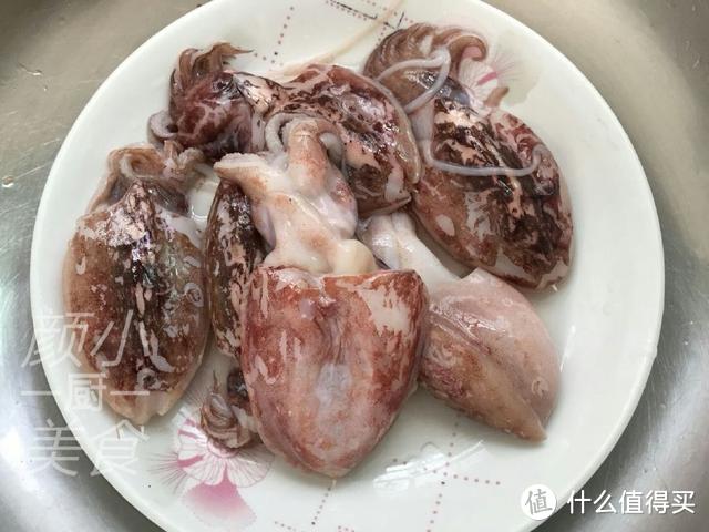 2,去掉墨魚骨和內臟,眼睛也要去掉,清洗乾淨切小塊.