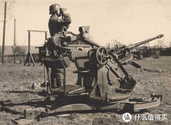 Flak 30也在德军中作为轻型高射炮和反器材武器大量装备