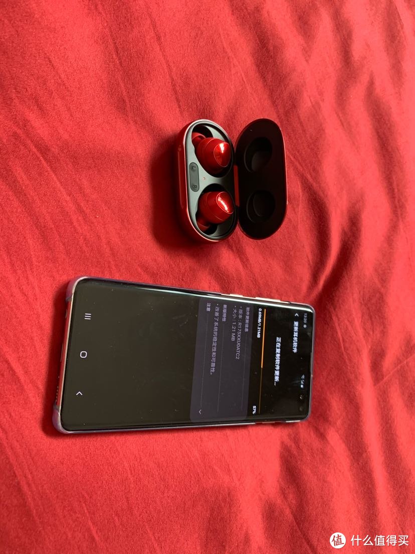“你的新耳机？”“不，是你的新耳机”限量骚红色Galaxy buds＋