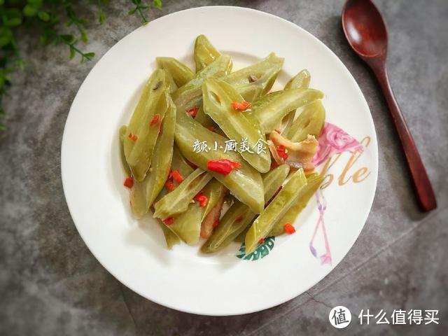 这豆有点怪，却是菜中佳品，这做法爽脆又下饭，上桌立刻被抢光！