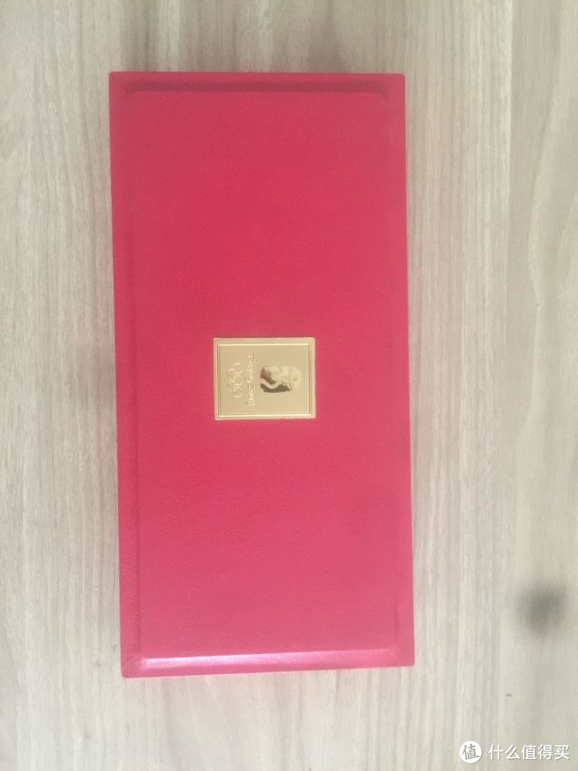 简单大气的包装盒，中国红为主色调，中间位置配以金色奥运会会徽，突出了喜庆和庄严