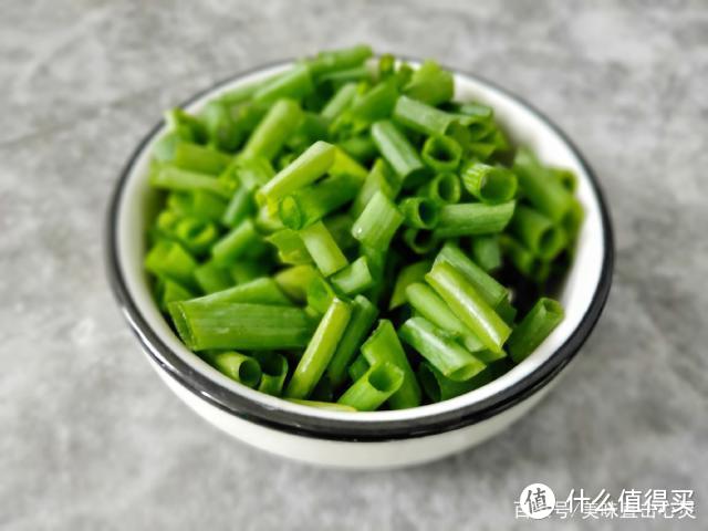 夏天就馋土豆这个吃法，蒸一蒸10分钟就搞定，出锅汤汁一滴不剩