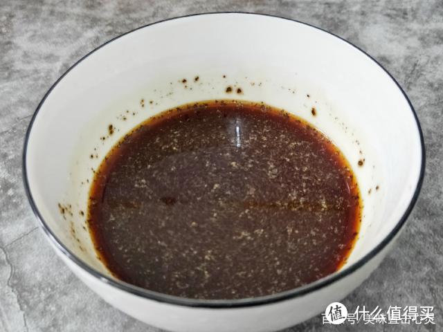 夏天就馋土豆这个吃法，蒸一蒸10分钟就搞定，出锅汤汁一滴不剩