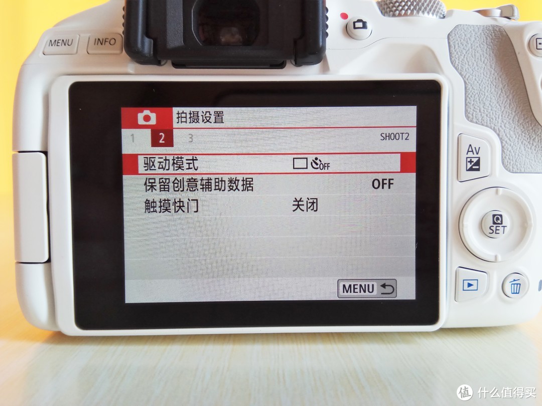 适合自拍且兼顾续航的佳能EOS 200D Mark II单反相机