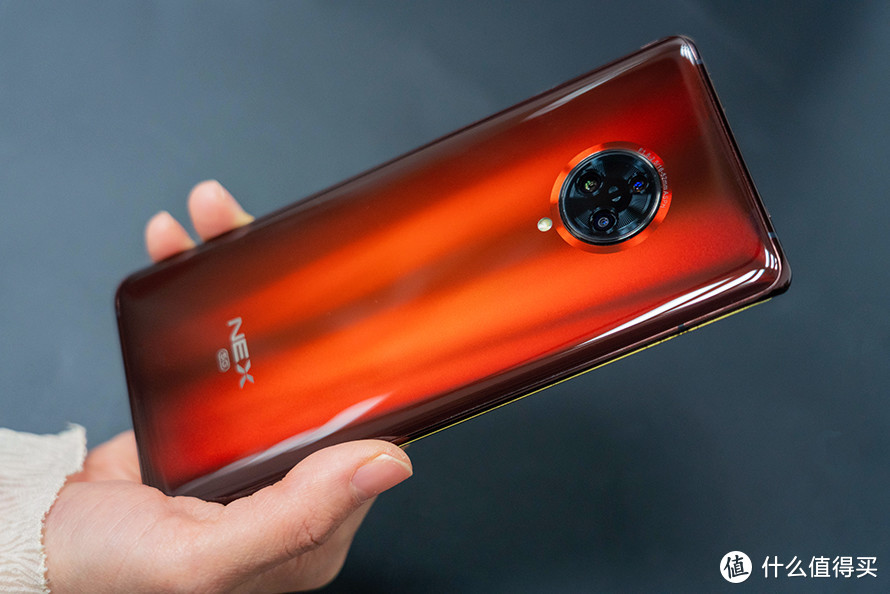 vivo NEX 3S手机评测：瀑布屏幕结合柔润琥珀的艺术品