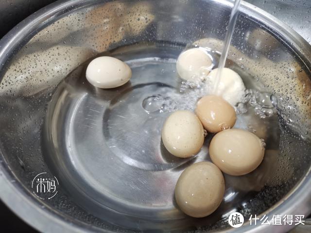 水煮蛋，切记不要只用清水煮，多加2样，壳一剥就掉，光滑又香嫩