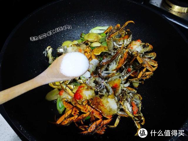  螃蟹还是这么做最美味了，黄儿香肉鲜有滋有味，制作还超级简单！