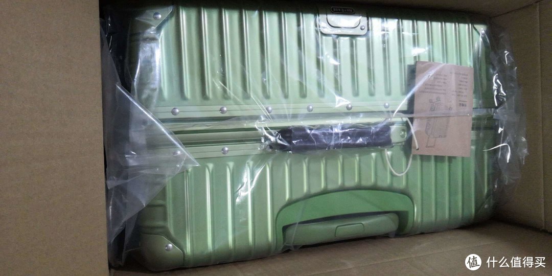 行李箱本身，绿色也不是特别亮有点磨砂的哑光色彩