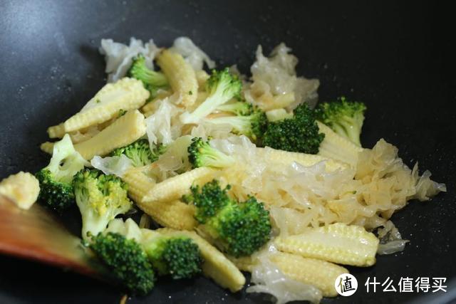 这种蔬菜常用来包饺子，没想到与蚕豆更配，老公最喜欢的下酒菜