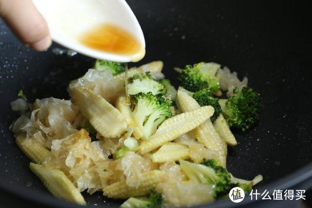 这种蔬菜常用来包饺子，没想到与蚕豆更配，老公最喜欢的下酒菜