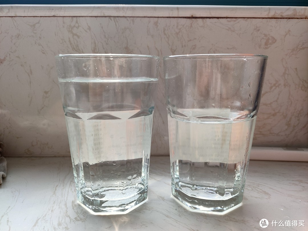 左边将近接满的纯水，右边半杯的是废水。