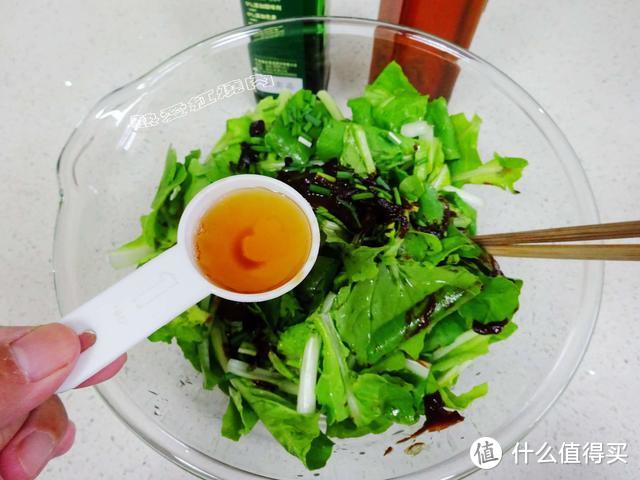 小白菜这样吃真的口感超级棒，它含钙量高，常吃还能促进骨骼发育