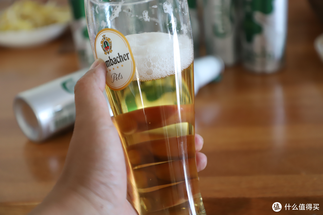 嘉士伯 Carlsberg特醇啤酒皇冠铝瓶，水啤也配四块五（的妞）？