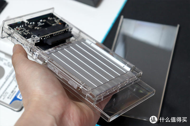 双SSD盘同读、免工具高散热：透明立式ORICO2.5英寸硬盘盒体验
