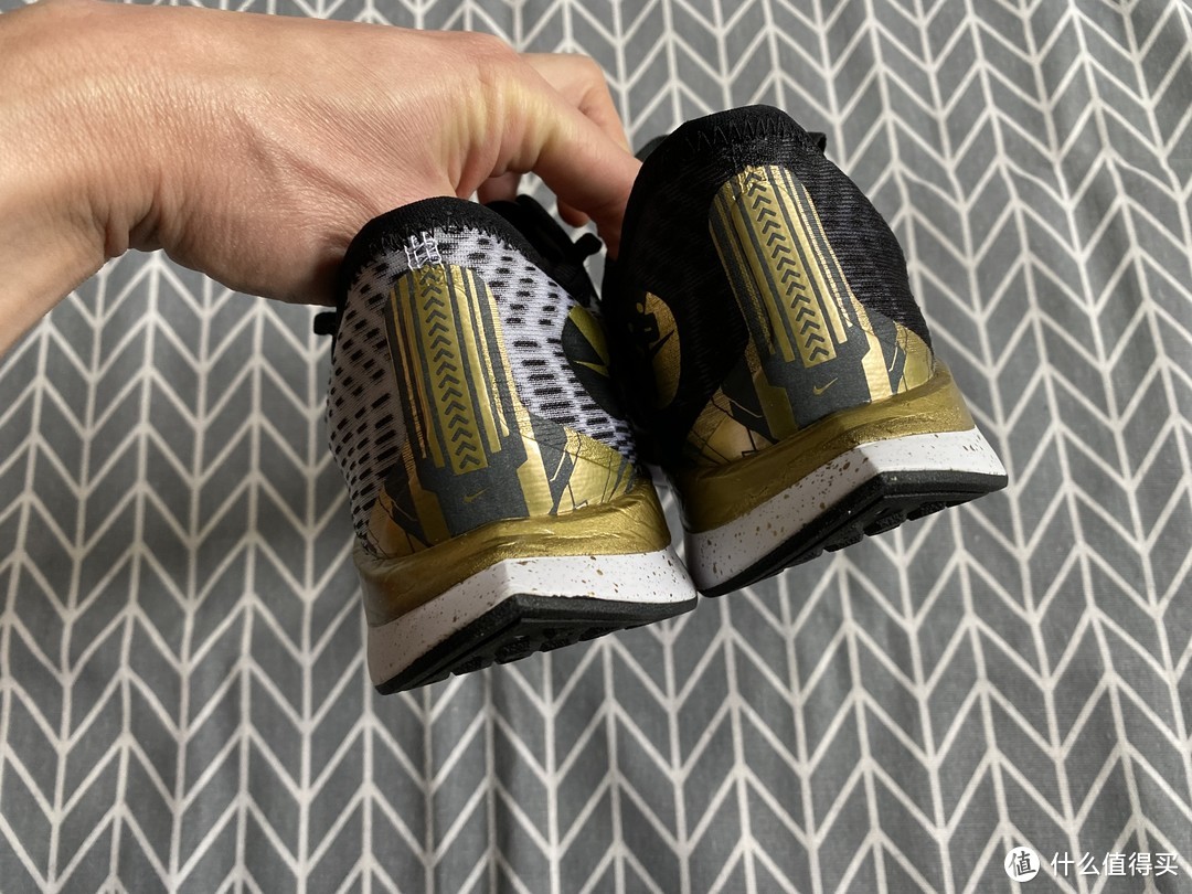 上马黑金配色的Nike ZOOM PEGASUS TURBO 2