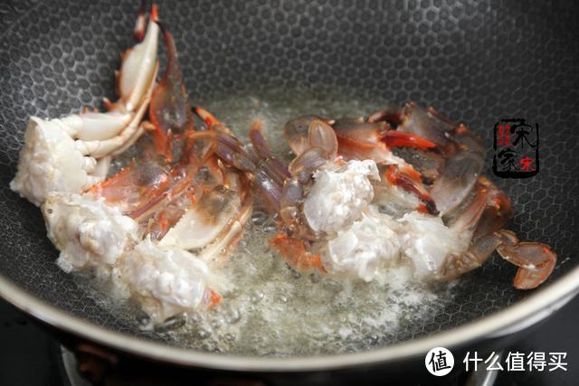 不放盐不放水，螃蟹这吃法入味解馋，比清蒸过瘾多了