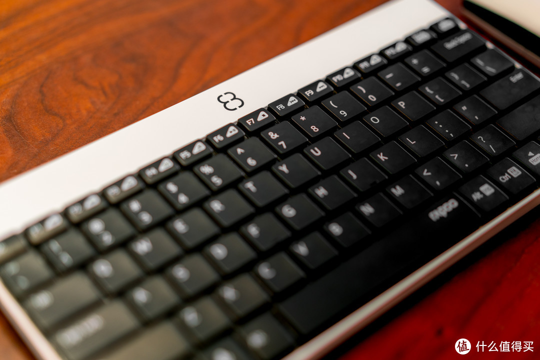 鼠标和键盘上都有这个“8”字，不晓得算不算雷柏日后的新产品线