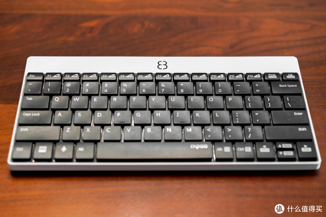 键盘有完整的快捷键功能区（媒体播放、音量等），基本等同于笔记本键盘的布局，左下有“Fn”功能键