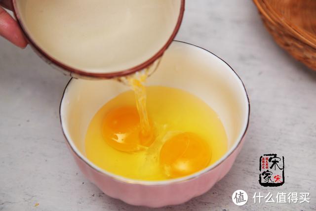 鸡蛋羹别直接蒸，多加1味料，快速成型口感嫩滑，女儿吃不够