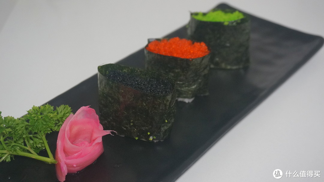 军舰寿司，其实也不难，把米饭用紫菜围起来，上面啥上你想装的东西就可以了。