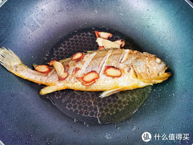 不管煎什么鱼，直接下锅煎是大错特错，做好这2步，不粘锅不破皮